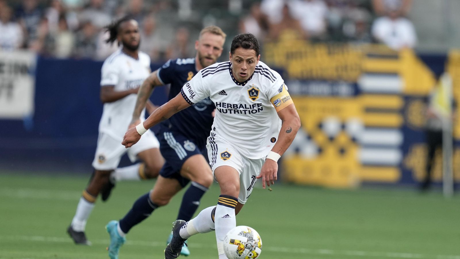 Chicharito scores twice, misses stoppage-time panenka in LA Galaxy