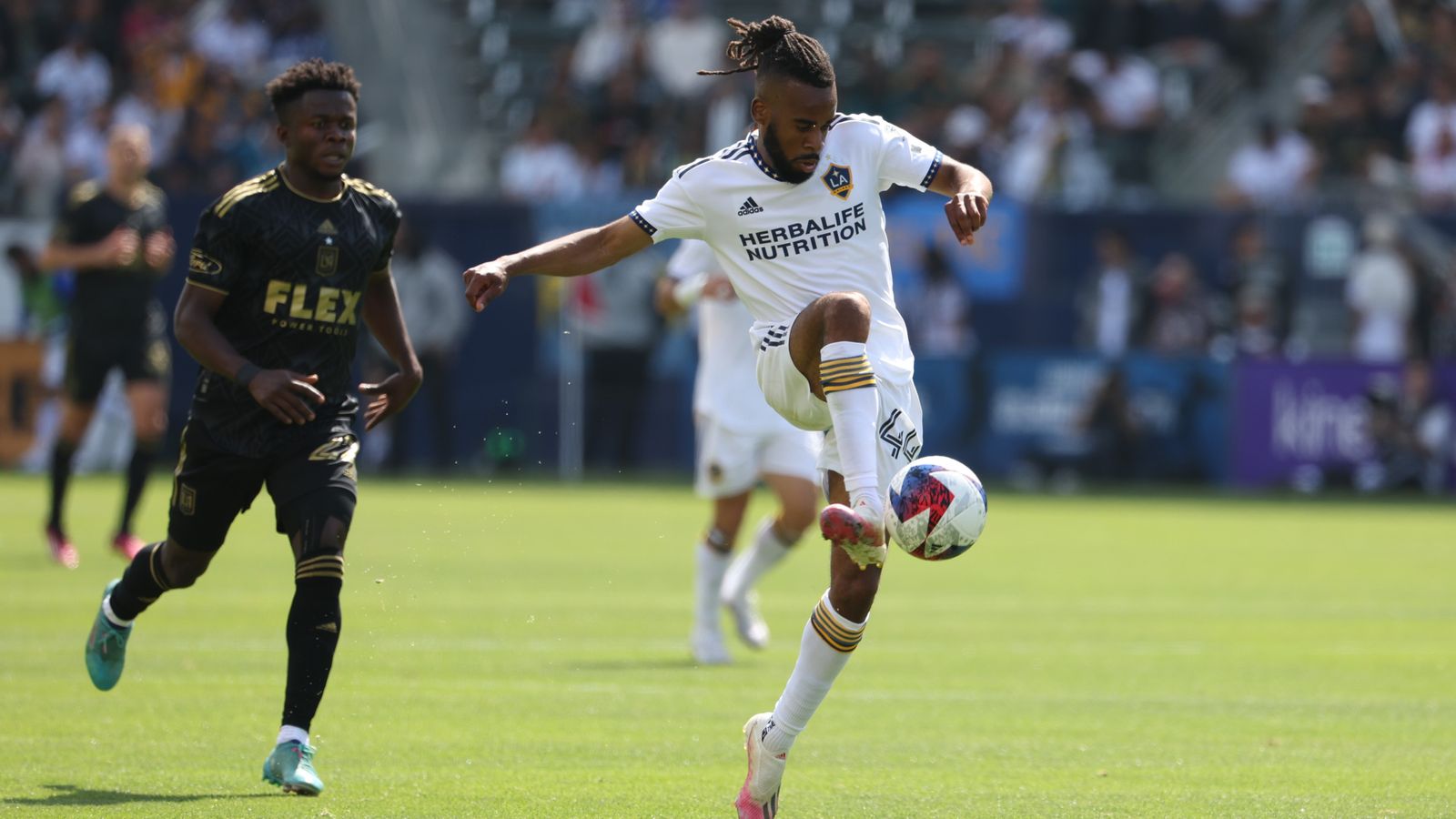 Galaxy hold off LAFC in front of record crowd at Rose Bowl - Los