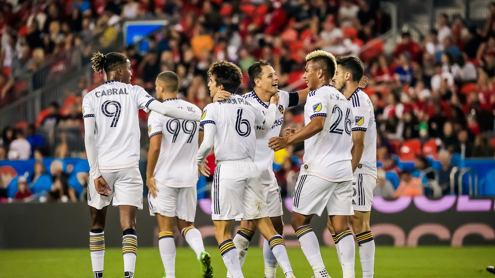 Chicharito scores twice, misses stoppage-time panenka in LA Galaxy