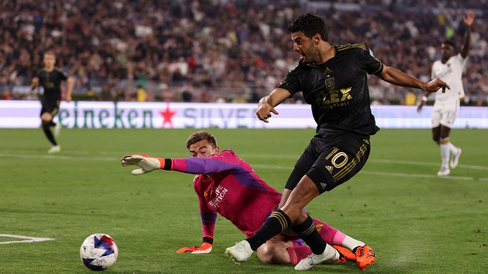 Riqui Puig leads Galaxy to win over LAFC in front of MLS record crowd of  82,110